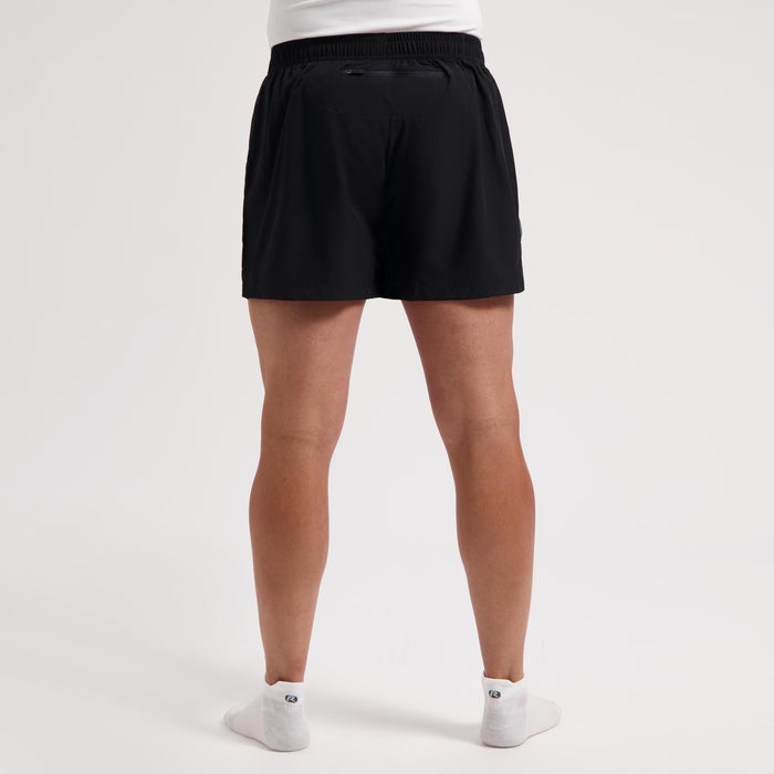 Rogelli Core korte hardloopbroek losse pasvorm heren zwart gedragen achterkant.